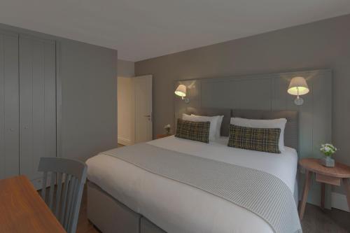 Deluxe One Bedroom Apartment with Balcony