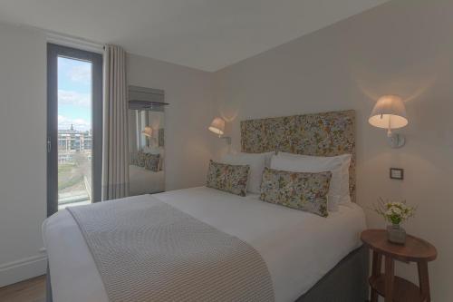 Deluxe Two Bedroom Apartment with Balcony