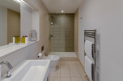 Deluxe Two Bedroom Apartment with Balcony