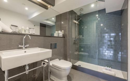 Luxury One Bedroom Apartment with Bed Alcove and Balcony