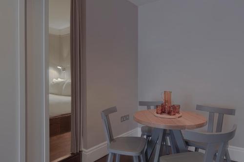 Luxury One Bedroom Apartment with Bed Alcove and Balcony
