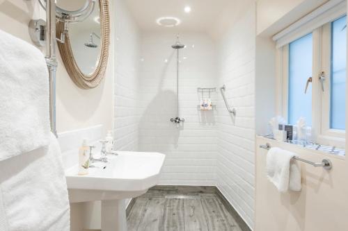 Classic Double or Twin Room with wet room