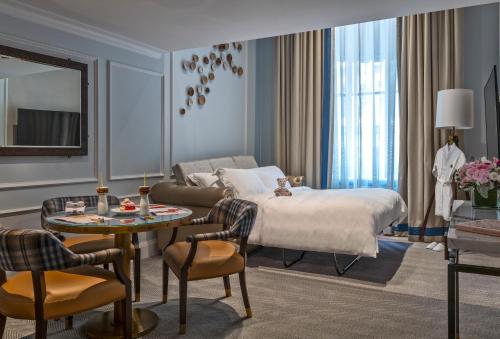 Club Bi-Level Family Suite
