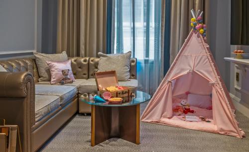 Club Bi-Level Family Suite