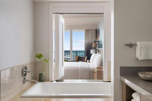 Premium King Room with Oceanfront - Top Floor