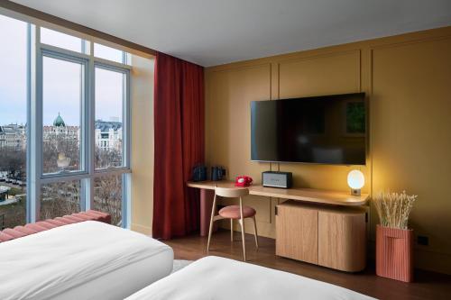 Deluxe King Room with City View