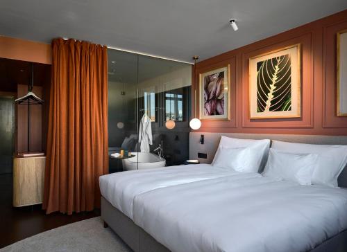Deluxe King Room with City View
