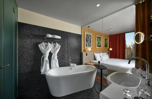 Deluxe King Room with City View