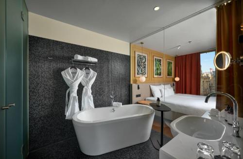 Deluxe Twin Room with City View