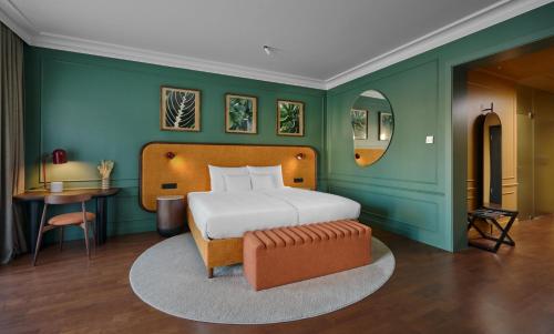 Premium King Room with City View
