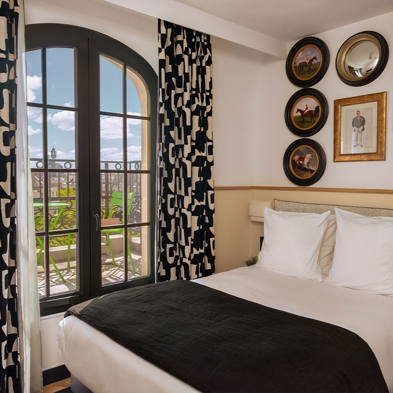 Cosy Eiffel Tower View with Balcony