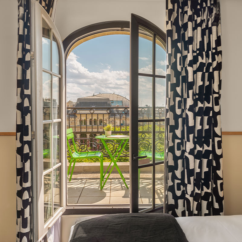 Cosy Eiffel Tower View with Balcony