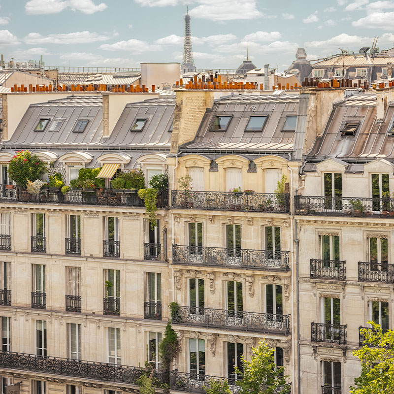 Cosy Eiffel Tower View with Balcony