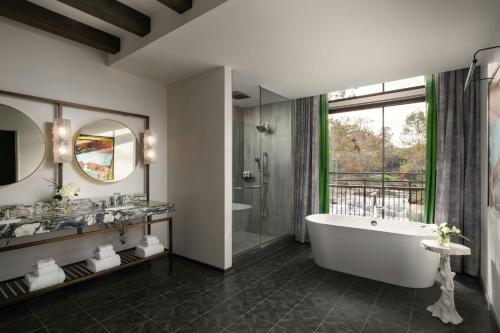 One-Bedroom Presidential Suite with Falls View