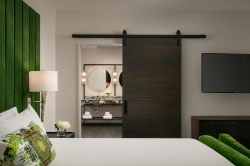 One-Bedroom Presidential Suite with Falls View