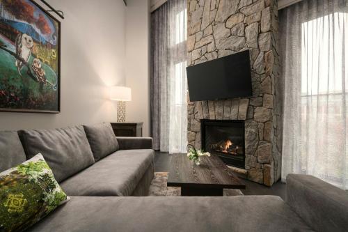 Liberty One-Bedroom Bi-Level King Loft with Sofa Bed