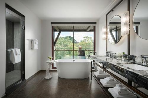 Corner Junior King Suite with Falls View