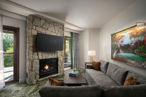 Corner Junior King Suite with Falls View