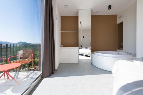 Queen Room with Spa Bath