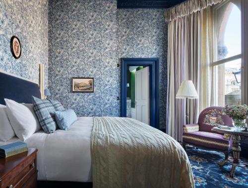 Graduate Deluxe King Room with Historic View