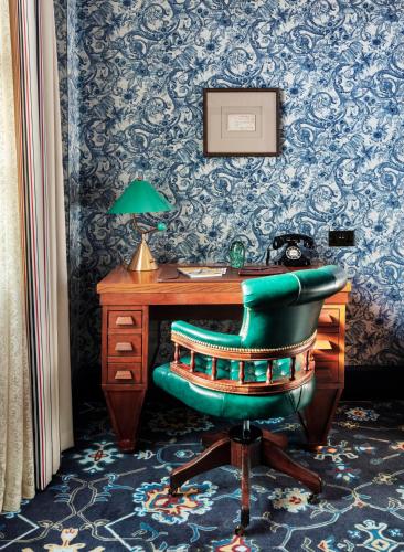 Graduate Deluxe King Room with Historic View