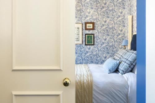 Graduate Junior King Suite with Historic View