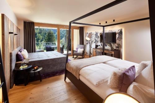 Suite with Loggia and Mountain View