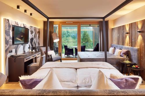 Suite with Loggia and Mountain View