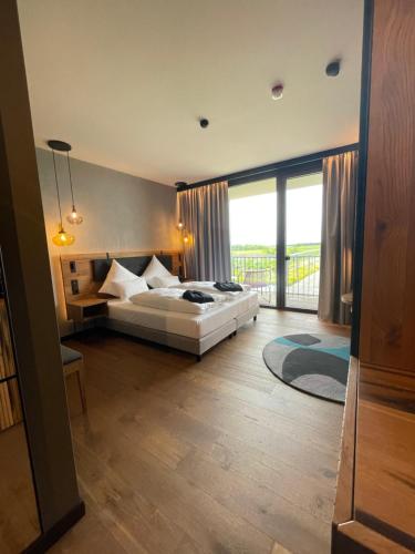 King Room with Roll in Shower - Disability Access