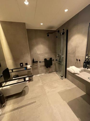 King Room with Roll in Shower - Disability Access