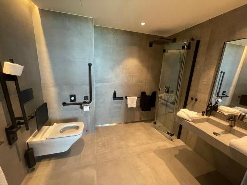 King Room with Roll in Shower - Disability Access