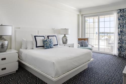 Oceanfront Veranda 1 Bedroom King Suite with Kitchenette