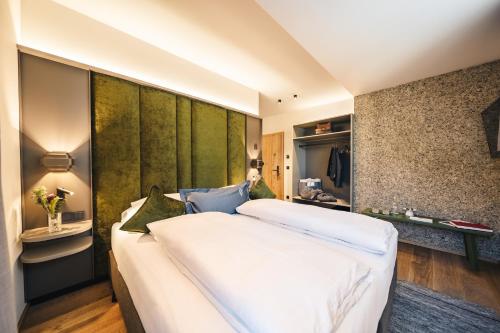 Double or Twin Room with Mountain View