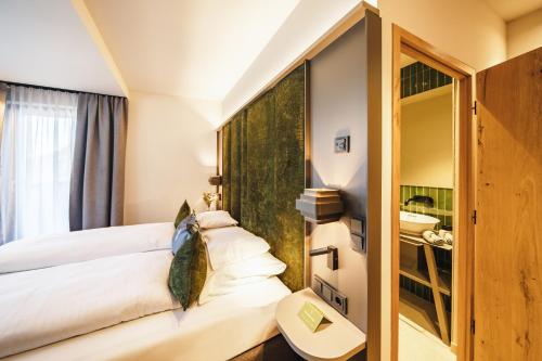 Double or Twin Room with Mountain View
