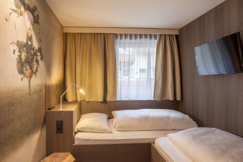 Deluxe Queen Suite