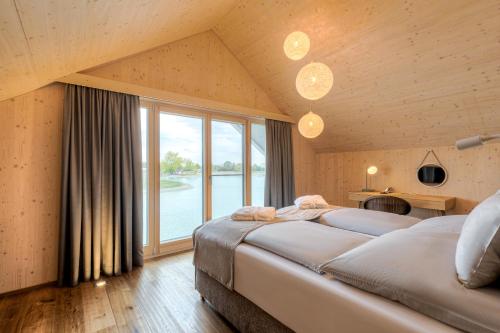 Two-Bedroom House with Lakeside