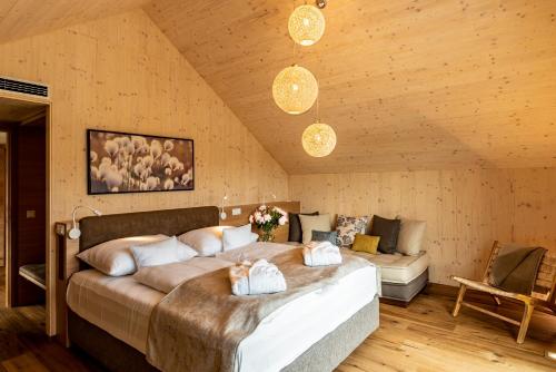 Two-Bedroom House with Lakeside