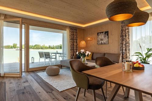 Two-Bedroom House with Lakeside
