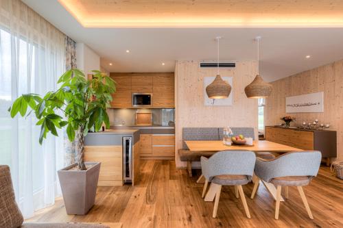 Two-Bedroom House with Lakeside