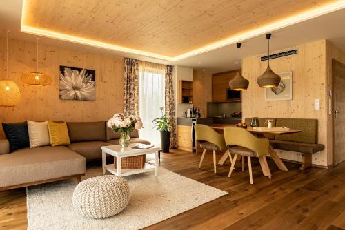 Two-Bedroom House with Lakeside