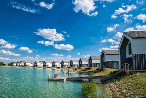 Two-Bedroom House with Lakeside