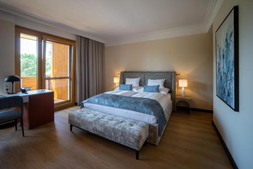 Deluxe Queen Suite