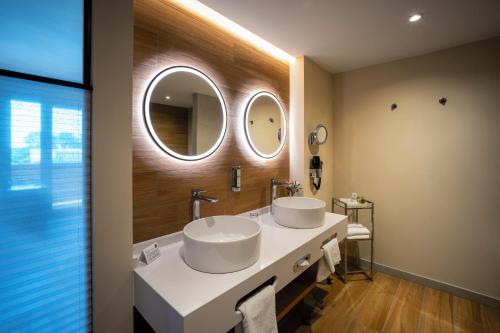 Deluxe Queen Suite