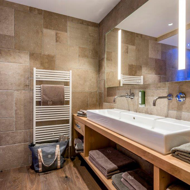 One-Bedroom Apartment with Lake View