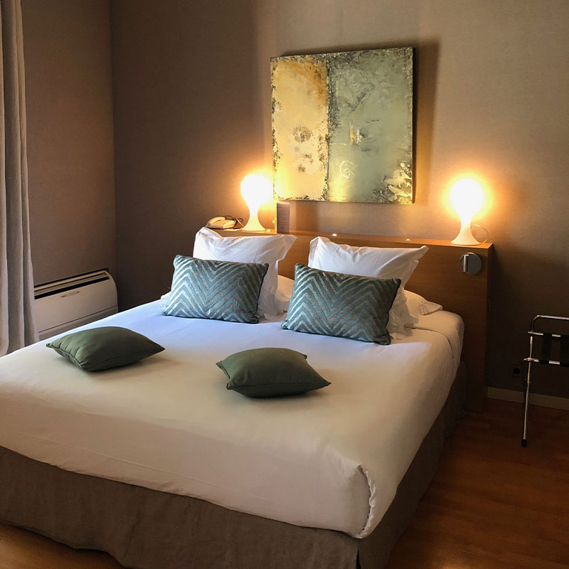 Côté Cour Suite