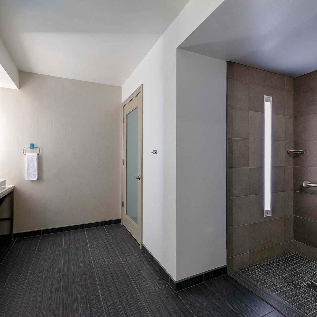 2 Bdrm Michigan Suite-King-ADA-Shower 