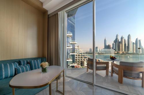  Luxe Sea View – Complimentary Drinks 6-8 pm daily at The Penthouse