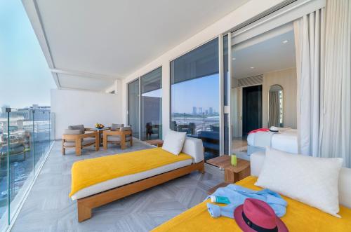 Junior Suite – Complimentary Drinks 6-8 pm daily at The Penthouse