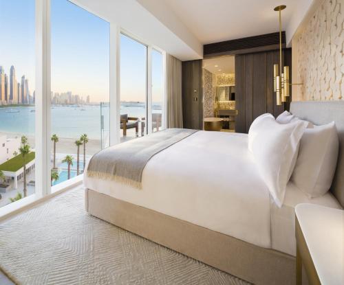 Junior Suite Sea View – Complimentary Drinks 6-8 pm daily at The Penthouse