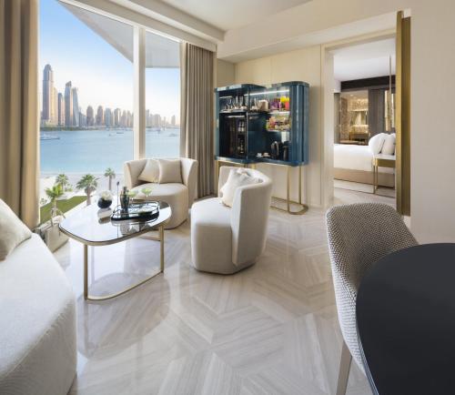 Junior Suite Sea View – Complimentary Drinks 6-8 pm daily at The Penthouse